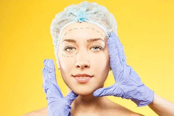 Vrouw ziet er in de camera. plastische chirurgie — Stockfoto