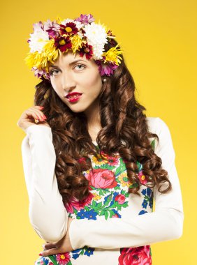 Çiçekli genç kadın.