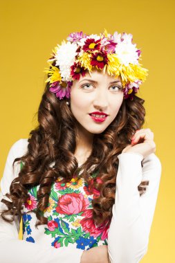 Sarı zemin üzerinde çiçekler olan kadın