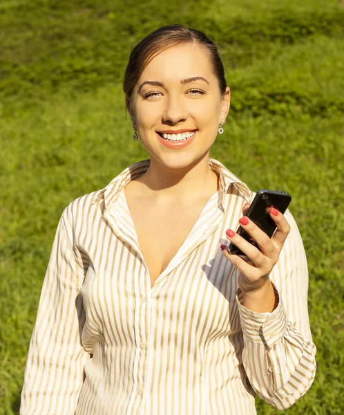 Fêmea segurando um celular — Fotografia de Stock