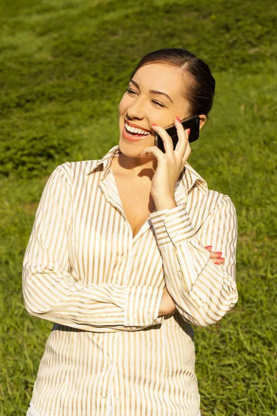 Meisje met behulp van mobiele telefoon — Stockfoto