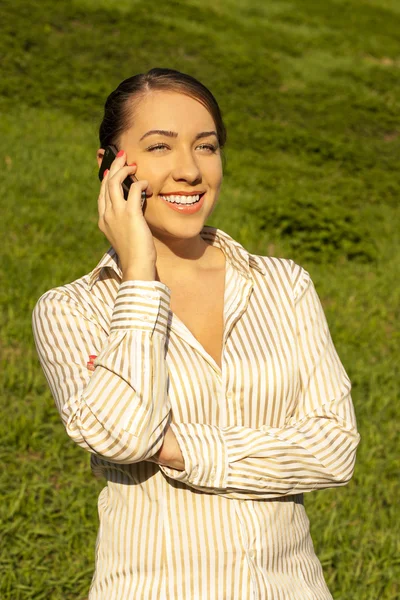 Jeune fille parler au téléphone — Photo