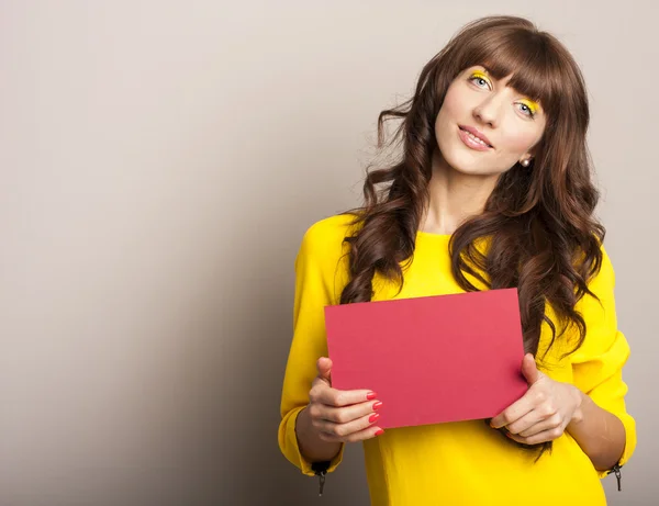 Mujer sosteniendo tarjeta en blanco — Foto de Stock