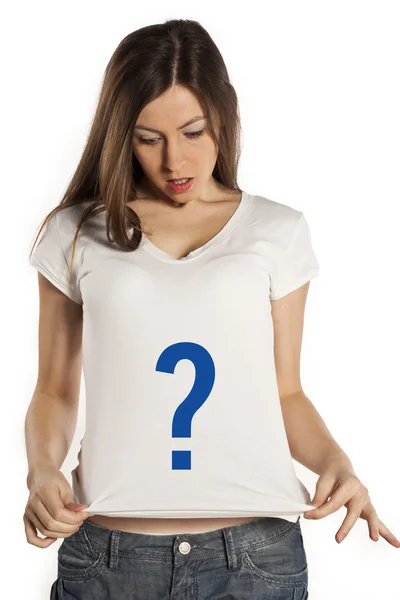 빈 흰색 t-셔츠와 함께 포즈를 취하는 젊은 아름 다운 여자 — 스톡 사진