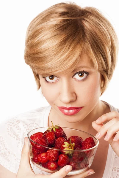 Mulher loira bonita comendo morangos — Fotografia de Stock