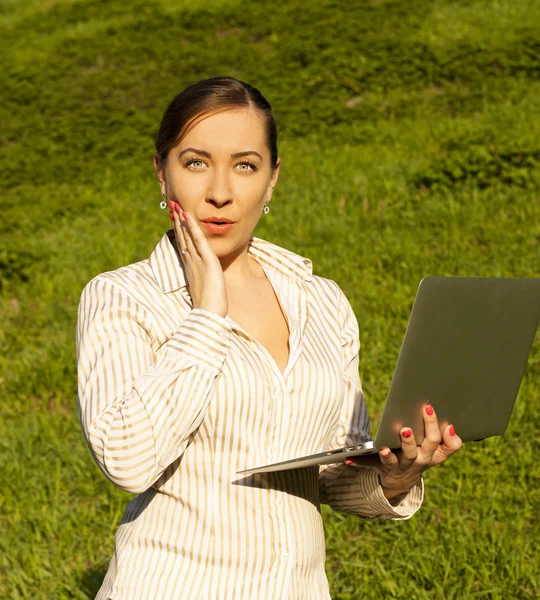 Giovane donna con computer portatile — Foto Stock