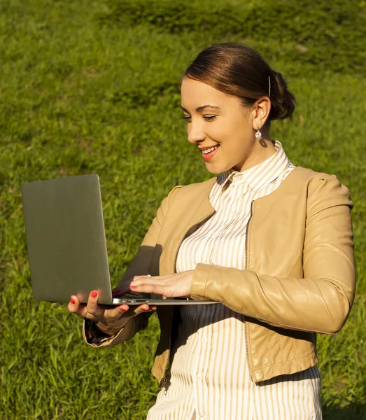 Affärskvinna vid lunchtid med en dator — Stockfoto
