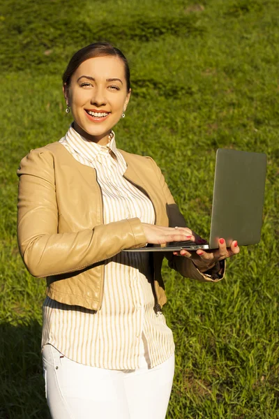 Morena trabalhando em um laptop — Fotografia de Stock