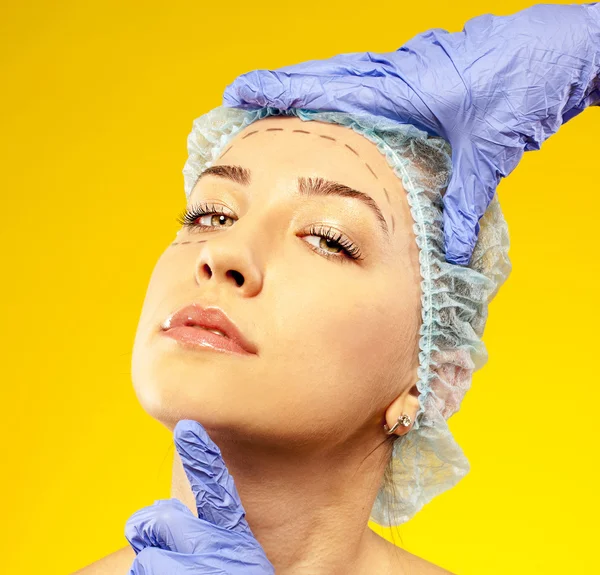 Beautiful woman ready for cosmetic surgery — Stock Photo, Image