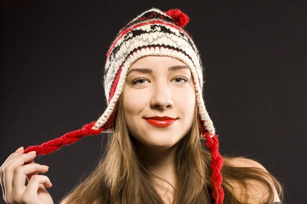 Adolescente col cappello. studio buio — Foto Stock