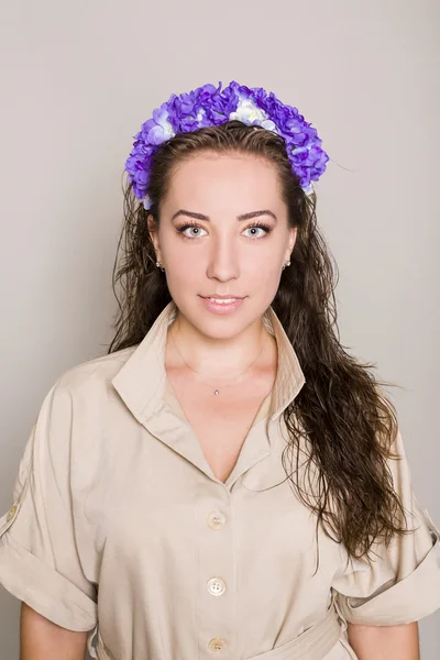 Mujer joven con corona de flores en la cabeza —  Fotos de Stock