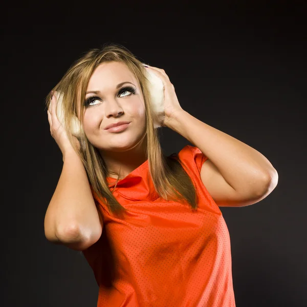 Mujer joven escuchando a la — Foto de Stock