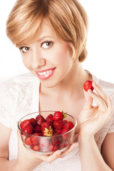 Feliz mujer sonriente con fresa — Foto de Stock