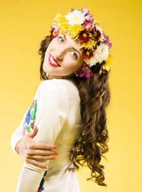 çekici bir kadın bir saç modeli ile