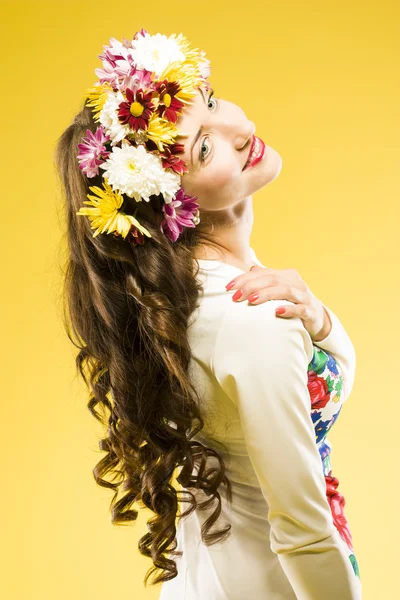 Femme attrayante avec une coiffure — Photo