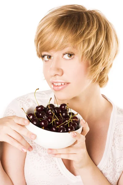 Blondine mit Kirschen. Studio weißer Hintergrund — Stockfoto