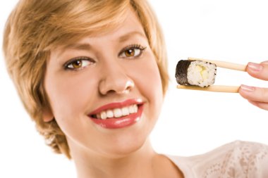 kısa saçlı kız suşi rulo ile