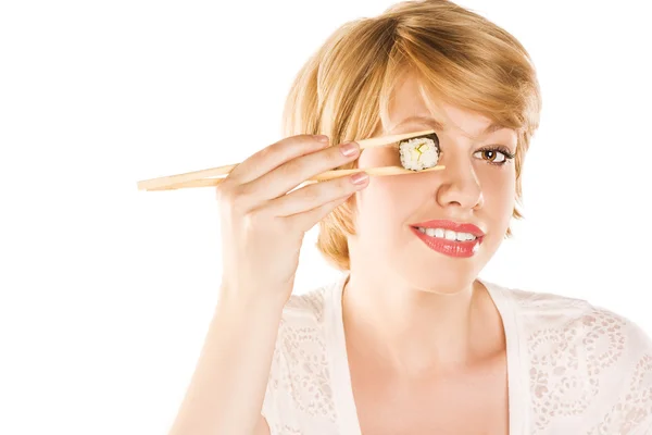 Foto de una mujer sosteniendo rollos de sushi en sus ojos —  Fotos de Stock