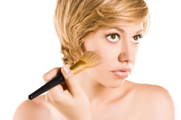 Vrouw met behulp van een make-up borstel, geïsoleerd op wit — Stockfoto