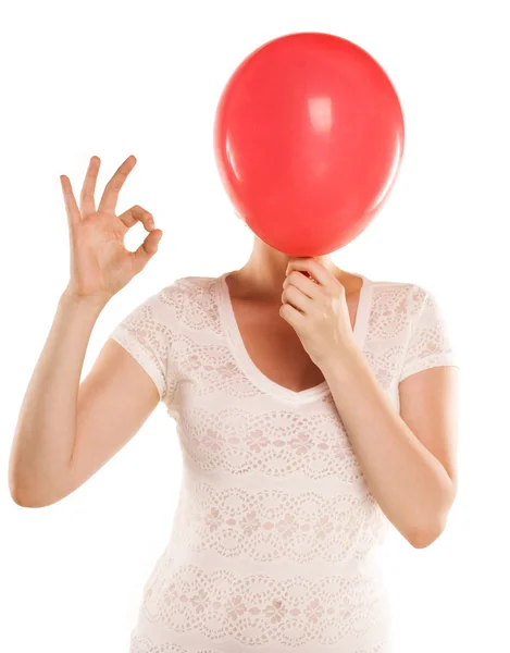 Mulher cobrindo seu rosto usando balão rad — Fotografia de Stock