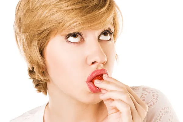 Retrato de una rubia atractiva con fresas — Foto de Stock