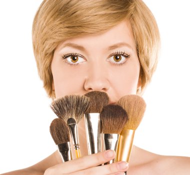 güzel bir kadın yanında çekici yüz makyaj fırçaları ile