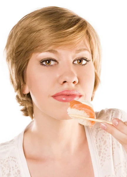 Atractiva rubia comiendo sushi y rollos —  Fotos de Stock
