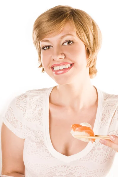 Femme blonde avec sushi and roll — Photo