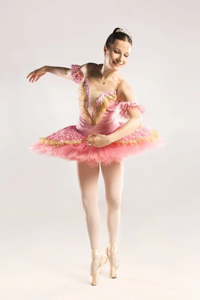 Молодая красивая танцовщица позирует в студии — стоковое фото