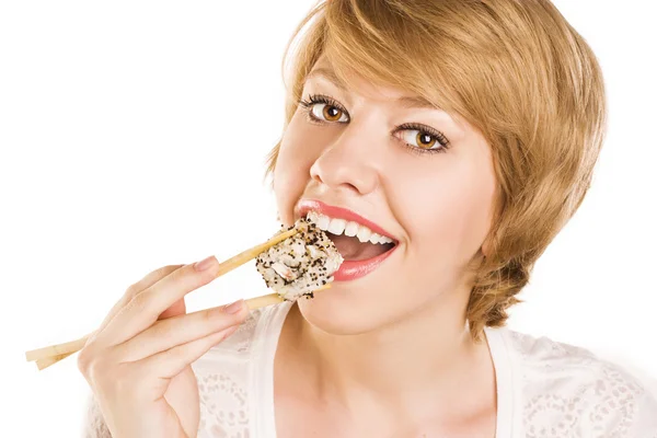Ung kvinna äter sushi — Stockfoto