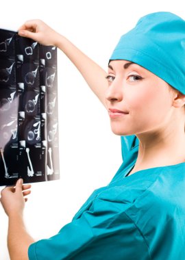 Steteskoplu gülümseyen doktor kadın. Beyaz arkaplan üzerinde izole edilmiş