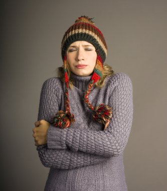 komik bir şapka sarışın. Stüdyo koyu arka plan