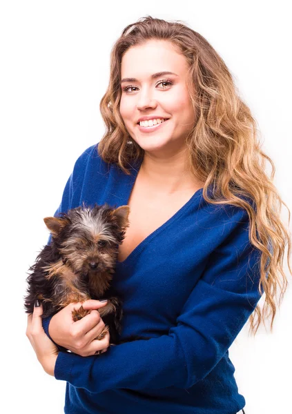 Jonge vrouw met hond van de Terriër van yorkshire — Stockfoto