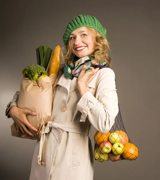 सब्जियों के साथ आकर्षक सुनहरे बालों वाली महिला — स्टॉक फ़ोटो, इमेज