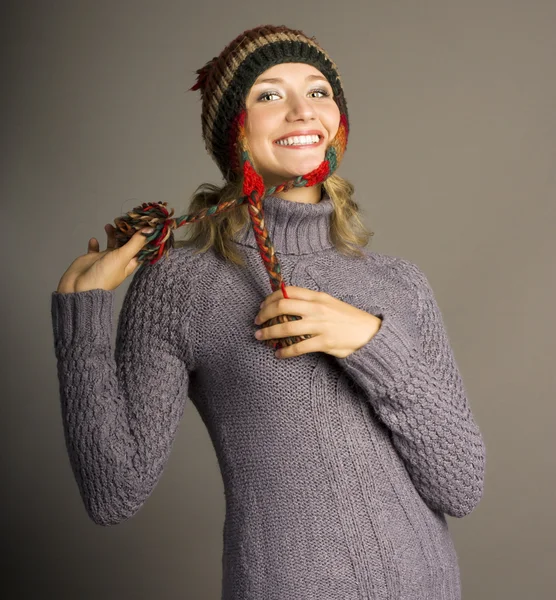 Hermosa chica con ropa de invierno. Captura de estudio —  Fotos de Stock