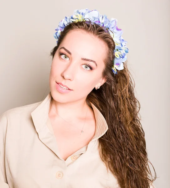 Mujer joven con corona de flores —  Fotos de Stock