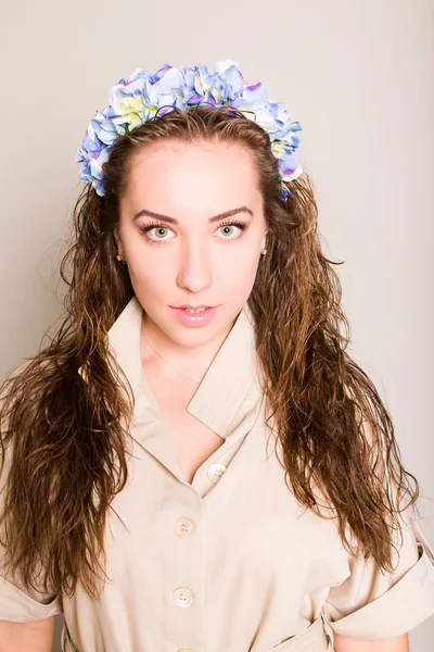 Retrato de primavera chica con corona de flores —  Fotos de Stock