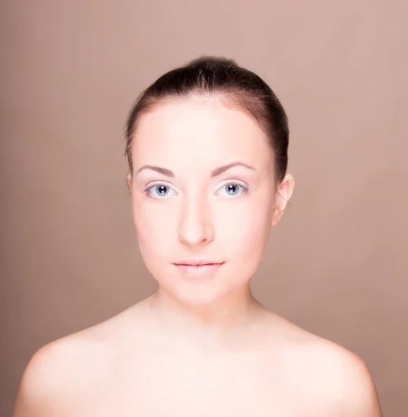 Retrato de una hermosa joven con la cara limpia. Tiro de llave alta —  Fotos de Stock