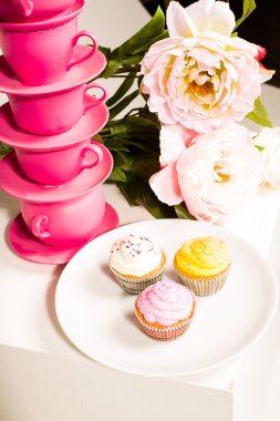 çiçeklerle çok tatlı doğum günü kek