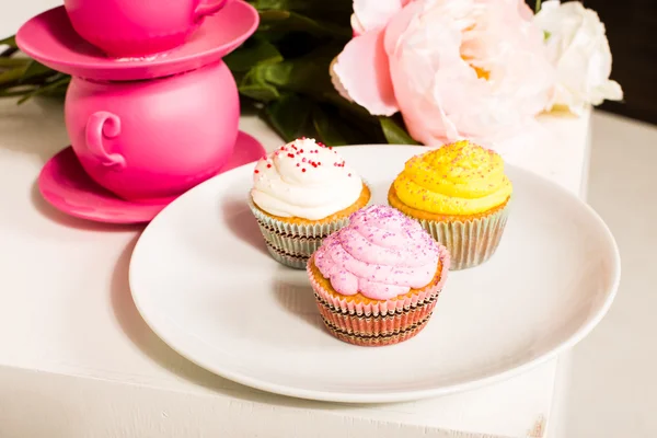 Lindo y colorido deliciosos cupcakes — Foto de Stock