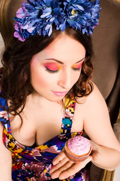 Beautiful smiling young woman with a cake — Stock Photo, Image