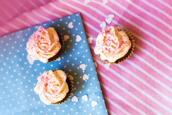 Cupcakes de aniversário com creme branco — Fotografia de Stock