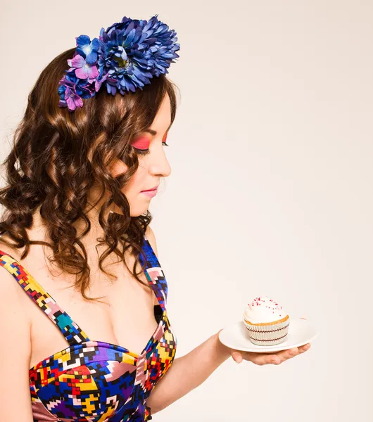 Pretty girl eating cake — Stock Photo, Image