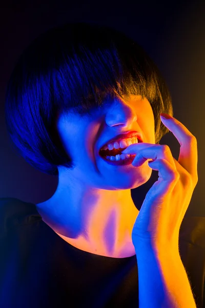 Emoční portrét. žena v modrých tónech oranžové — Stock fotografie