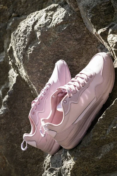 Modieuze Vrouw Draagt Mode Roze Sneaker Schoen Straat — Stockfoto