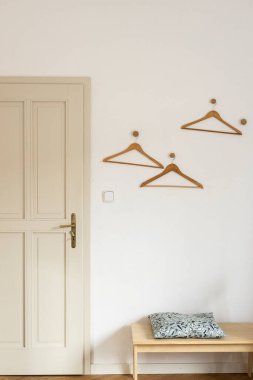 Duvarda askı asılı.