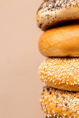 Yeni yapılmış simitler.