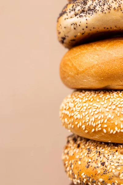 Yeni yapılmış simitler.