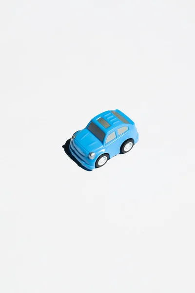 旅行概念 蓝色的车在路上 — 图库照片