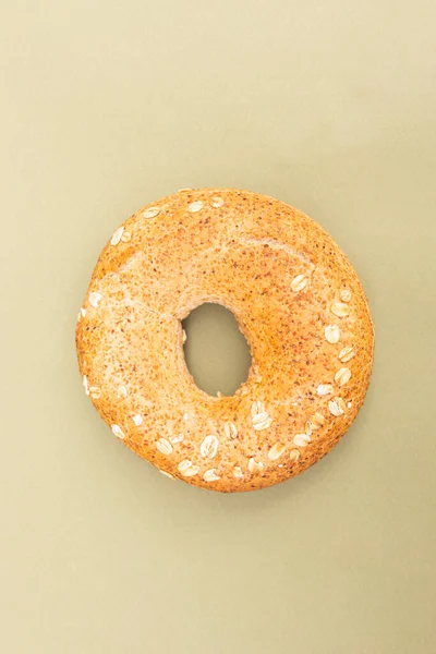 Top View Single Fresh Baked Bagel Isolated Green Background — Stock Photo, Image
